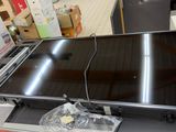 un téléviseur à écran plat posé sur une table dans un magasin