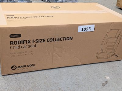 une boîte en carton sur laquelle figure l'image d'un siège auto pour enfant