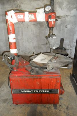 une machine rouge qui se trouve dans une pièce
