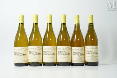 six bouteilles de vin sont alignées sur une table