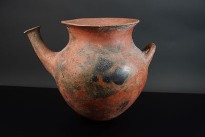 un vase posé sur une surface noire