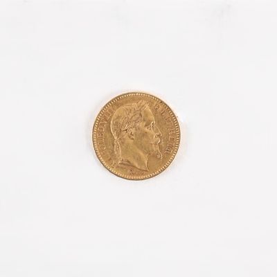 une image d'une pièce d'or sur une surface blanche