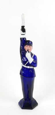 figurine représentant un homme en uniforme bleu tenant un pistolet