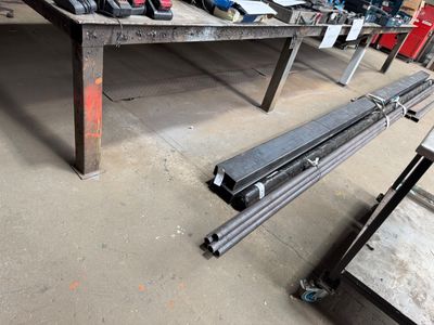 une table sur laquelle sont posés un certain nombre d'outils