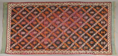 un vieux tapis orné d'un motif coloré