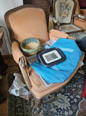 une chaise qui se trouve au milieu d'un salon