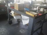 une photo d'un établi sur lequel sont posées de nombreuses boîtes