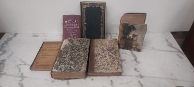 trois livres posés les uns à côté des autres sur une table en marbre