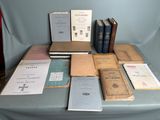 beaucoup de livres posés sur une table recouverte d'une nappe bleue
