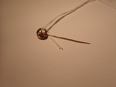 un bout de ficelle attaché à un bouton