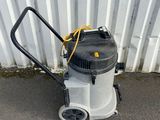 une machine garée au bord de la route