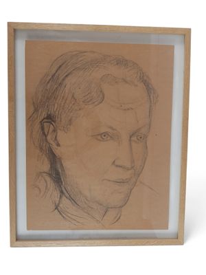 dessin représentant le visage d'une femme dans un cadre en bois sur fond blanc