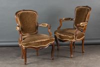 Paire de fauteuils cabriolet en noyer mouluré et sculpté de …