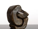 une sculpture en bronze représentant un homme tenant la main d'une femme
