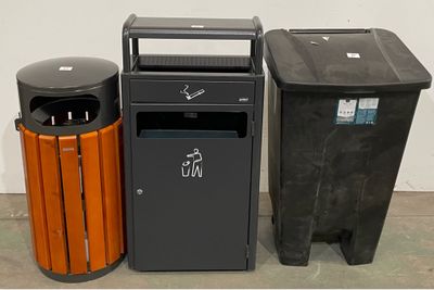 deux poubelles posées l'une à côté de l'autre sur le sol