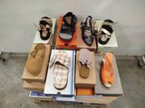 plusieurs paires de chaussures posées sur une table