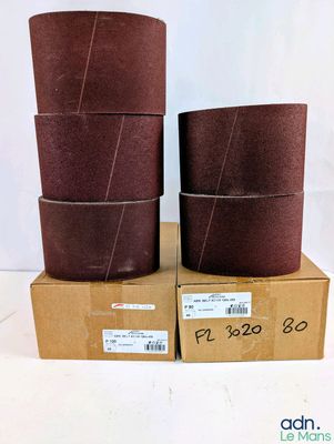trois rouleaux de papier de verre marron sont empilés les uns sur les autres