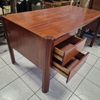 Bureau moderne en acajou muni d'un caisson ouvrant sur trois…