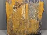 une photo d'une œuvre d'art posée sur une table