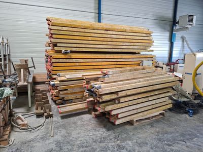 de nombreuses pièces de bois empilées les unes sur les autres dans un entrepôt