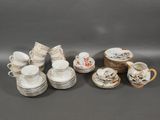 un groupe de plats, de tasses et de soucoupes en porcelaine
