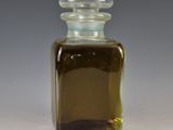 une petite bouteille en verre contenant un liquide brun