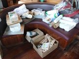 un canapé sur lequel sont posées de nombreuses boîtes contenant divers objets