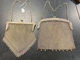 Deux petits sacs à main sont posés l'un à côté de l'autre sur une table.