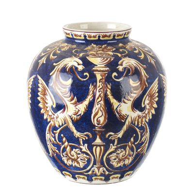 un vase bleu et or orné de deux oiseaux