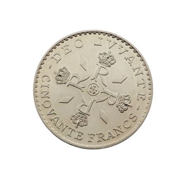 une vieille pièce britannique d'une livre sur fond blanc