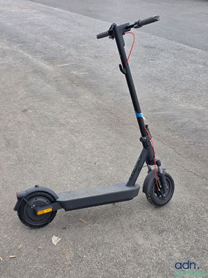 un scooter garé sur le trottoir