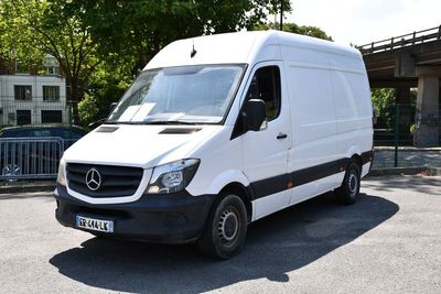 une camionnette blanche garée dans un parking