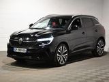 Le SUV noir est garé dans un garage dont le sol est en damier.