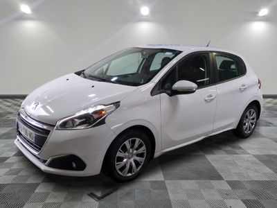 la petite voiture blanche est garée sur un carrelage à carreaux