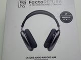 la boîte d'un casque posée sur une table
