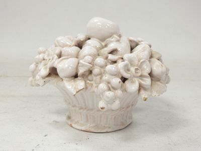 un vase blanc contenant un bouquet de fleurs