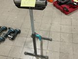 de nombreux outils éparpillés par terre dans la pièce