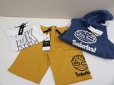 un gros plan sur un short et un t-shirt posés sur une table