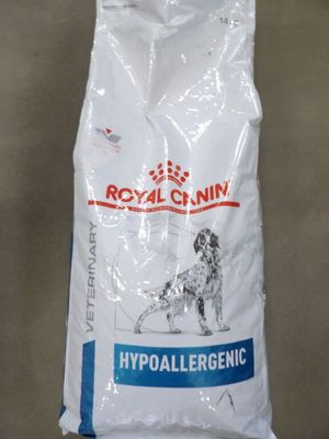 un sac de croquettes hypoallergéniques Royal Canin posé sur une table