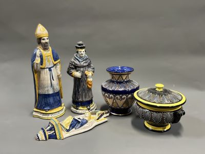 trois figurines assises l'une à côté de l'autre
