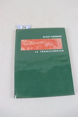 un livre vert orné d'une bande rouge