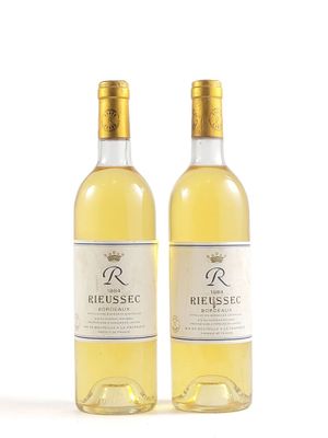 deux bouteilles de vin blanc posées l'une à côté de l'autre sur une surface blanche