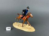 figurine représentant un homme à cheval, sur lequel est hissé un drapeau