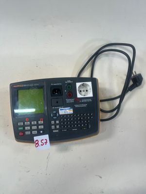 une calculatrice à laquelle est accrochée une étiquette de prix