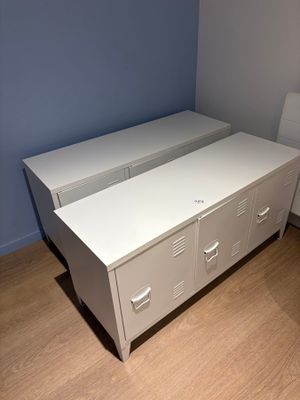 une commode blanche dans un coin de la pièce