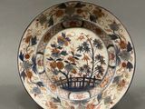 l'image d'une assiette ornée de fleurs et d'oiseaux