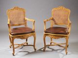paire de fauteuils à dossier canné de style louis xvi