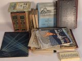 plusieurs livres sont empilés sur une table