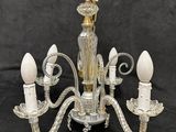 un lustre argenté à cinq branches sur fond noir