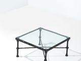 table basse rectangulaire en verre avec des pieds en métal et un plateau en verre